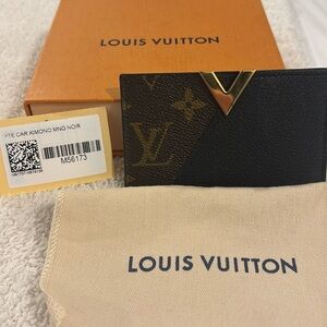 LOUIS VUITTON Porte Cartes Kimono M56173

Monogram women’s noir card case